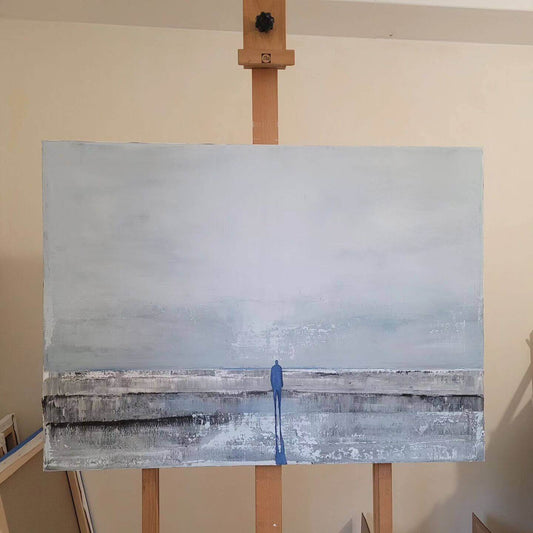 A propos de l'artiste - toile représentant une silhouette solitaire sur un fond de paysage apaisant en nuances de bleu et gris.