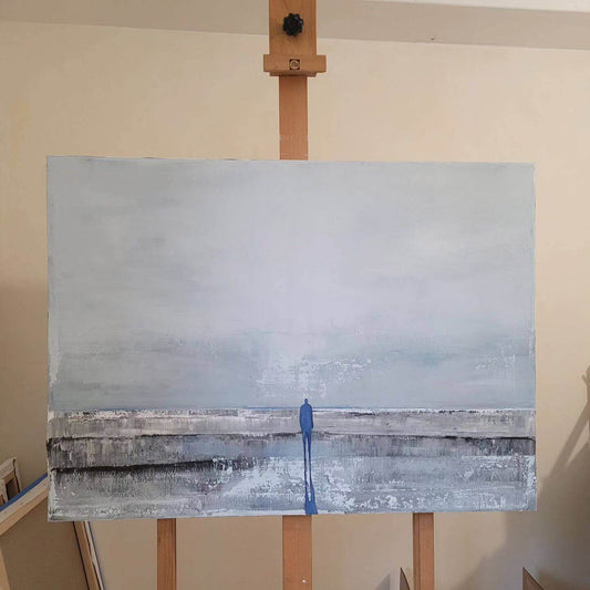 A propos de l'artiste - toile représentant une silhouette solitaire sur un fond de paysage apaisant en nuances de bleu et gris.